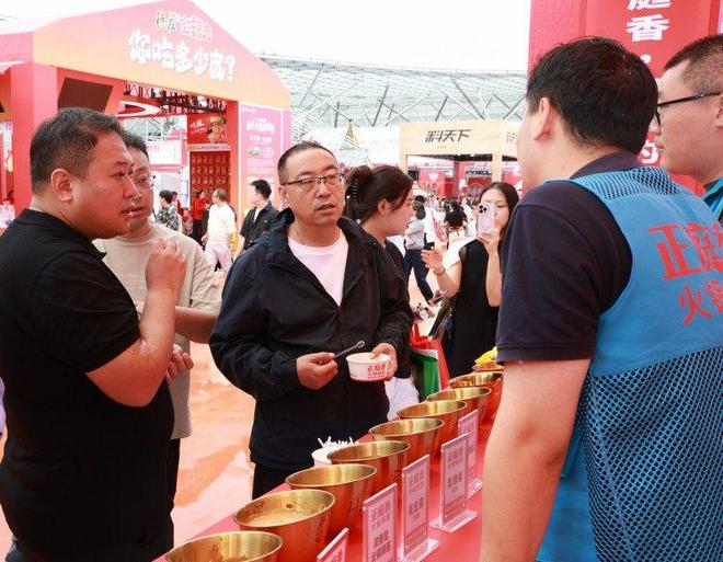 香火锅麻酱亮相2025重庆火博会pg电子创新传统蘸料体验！正庭(图5)