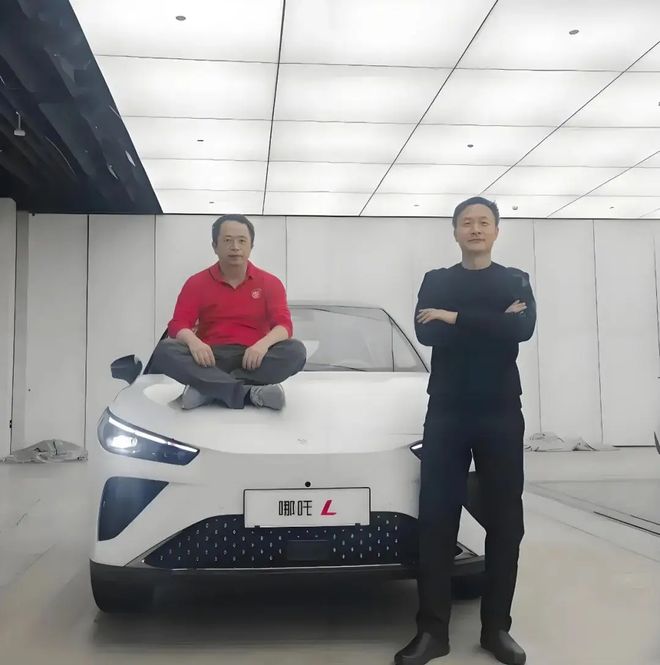 张勇被曝已润英国！网友：又跑了一个！pg模拟器哪吒汽车债务缠身原CEO(图2)