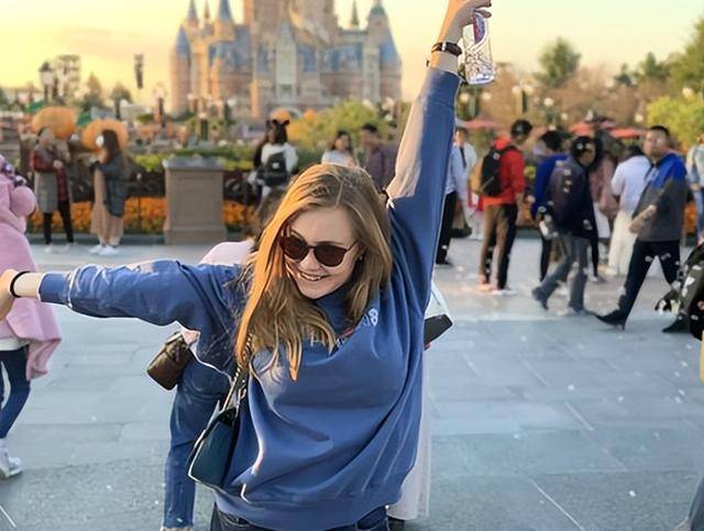 回国后直呼：感觉自己受到了 “欺骗”！pg电子模拟器美国女孩来中国游玩七天(图1)