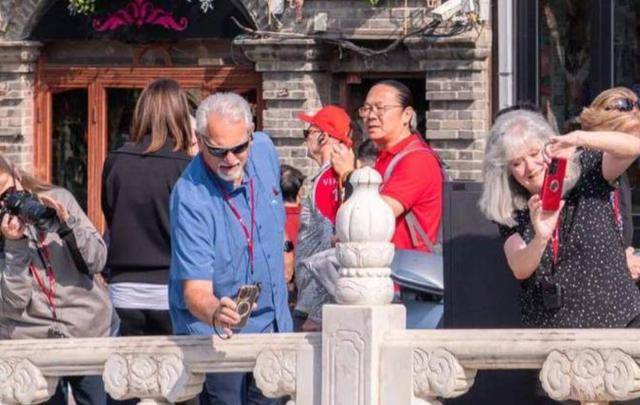 回国后直呼：感觉自己受到了 “欺骗”！pg电子模拟器美国女孩来中国游玩七天(图2)