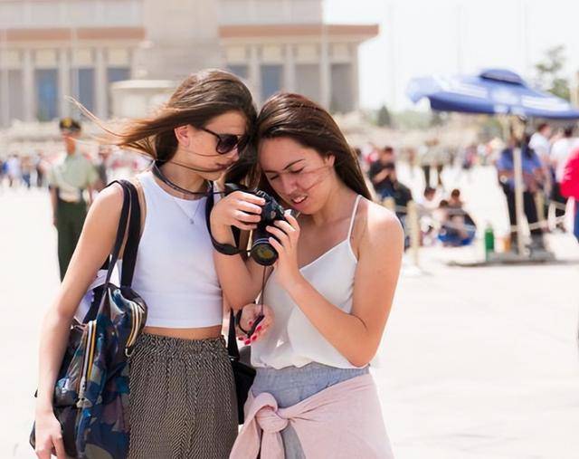 回国后直呼：感觉自己受到了 “欺骗”！pg电子模拟器美国女孩来中国游玩七天(图5)